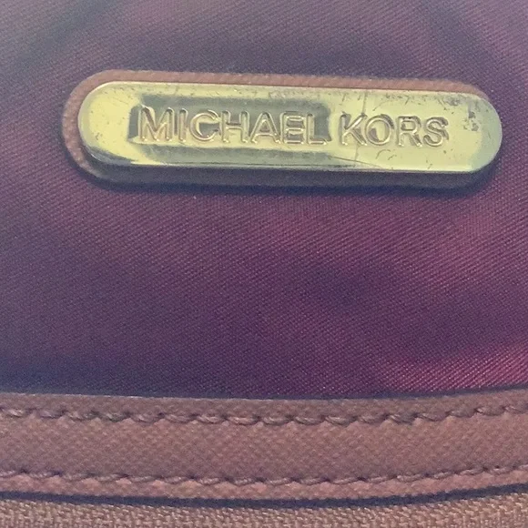 Elegant Burgundy Crossbody Bag - Picture 2 of 13